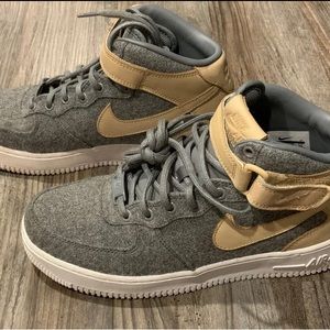 NIKE AIR FORCE 1 Gray and Tan
EUC Bottom tread in good condition